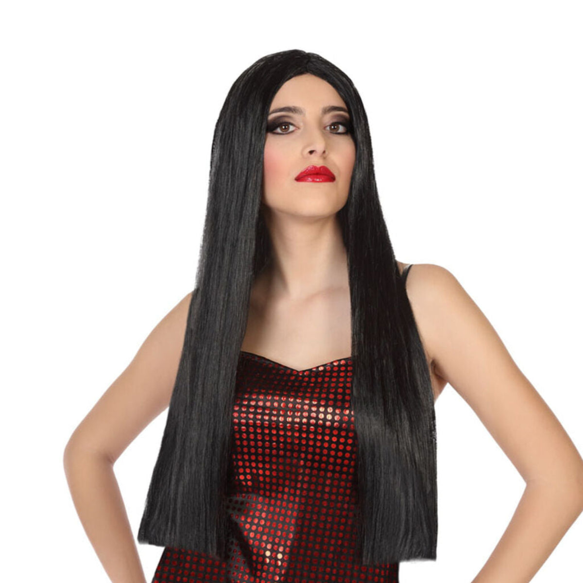 En kvinna med en självsäker blick bär en elegant, lång och rak svart peruk.