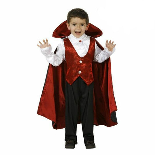 Ett litet, leende barn poserar i en elegant och komplett vampyrdräkt med röd väst och en dramatisk mantel.