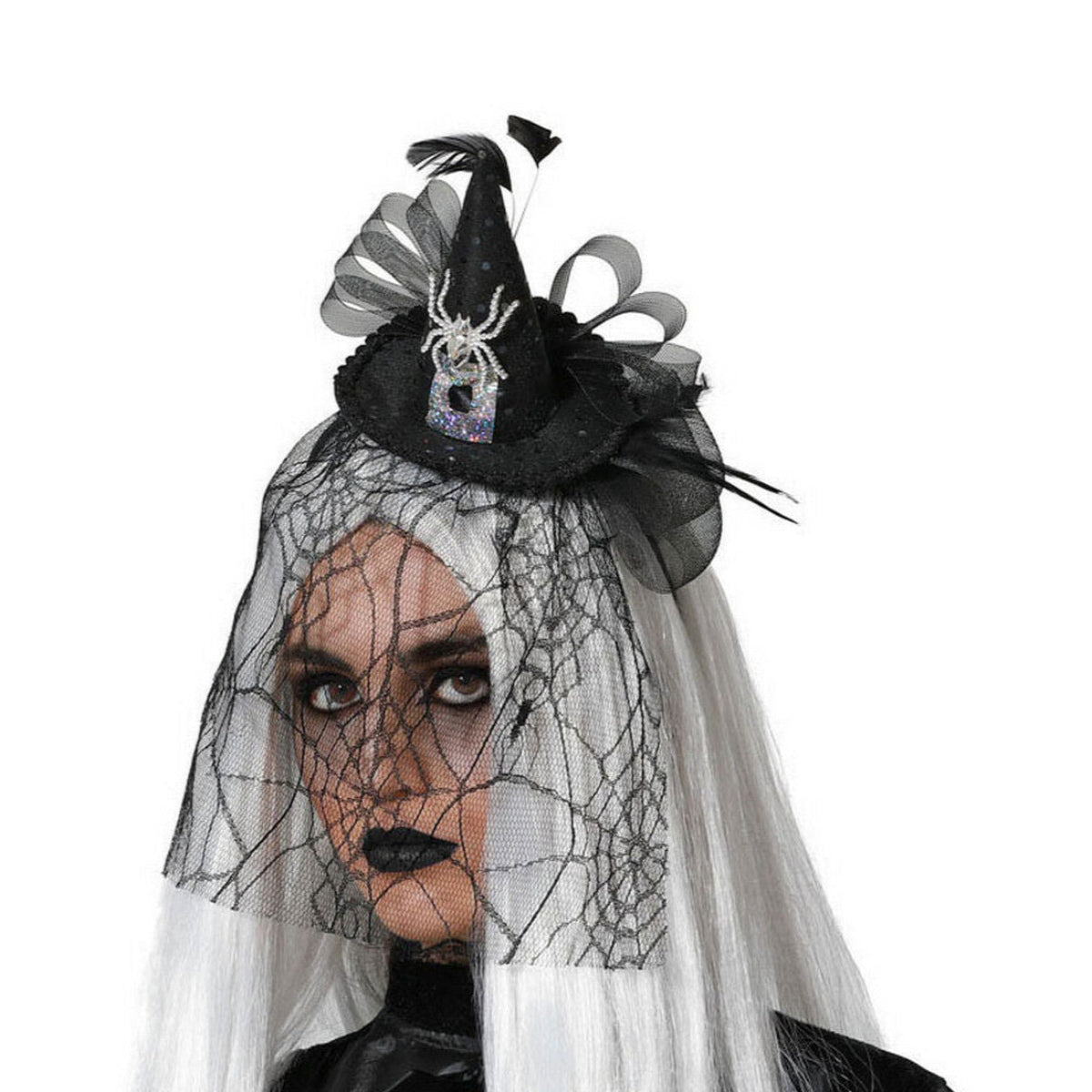 En kvinna med vitt hår bär en Elegant Mini-Häxhatt med en gnistrande spindel och en spindelnätsslöja framför ansiktet.