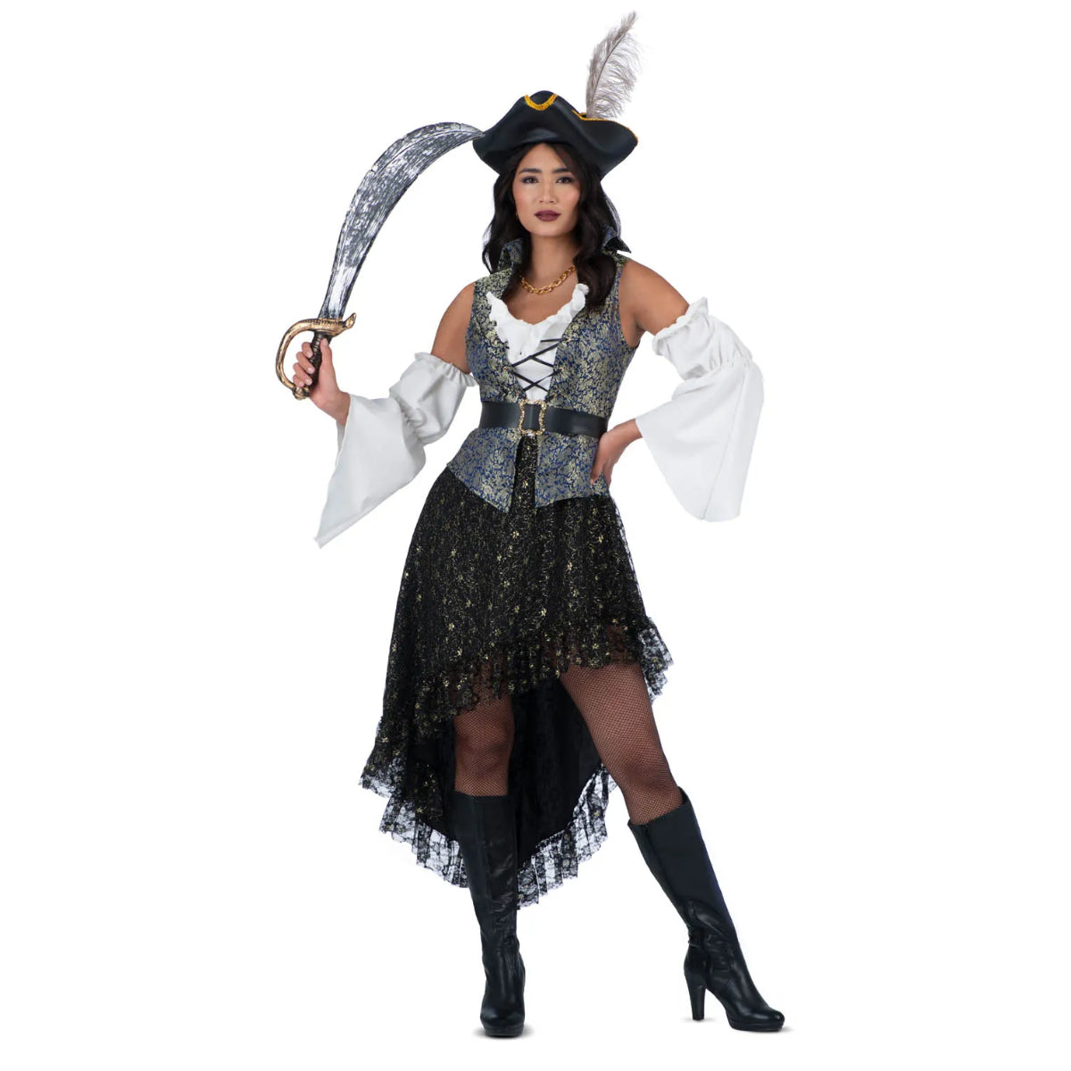 En kvinna poserar i en komplett, Elegant Piratkapten Maskeraddräkt, med en broderad väst, asymmetrisk spetskjol och en stor pirathatt, och håller i ett svärd.