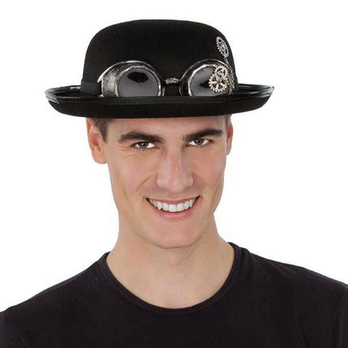 En leende man bär ett elegant, svart plommonstop med ett par detaljerade, silverfärgade steampunk-goggles fastsatta på sidan.