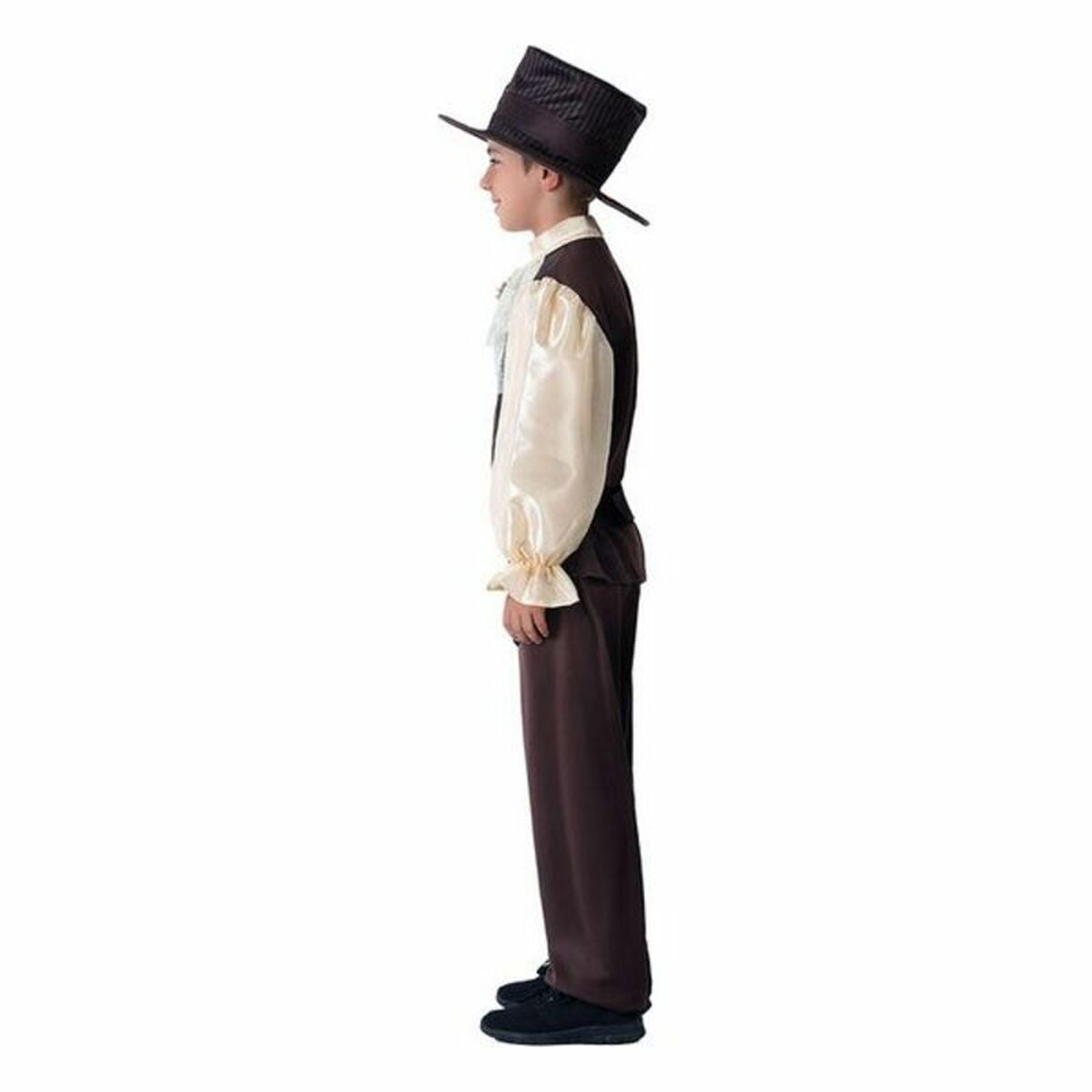 En pojke står i profil och bär den bruna steampunk-dräkten med den eleganta, beiga skjortan.