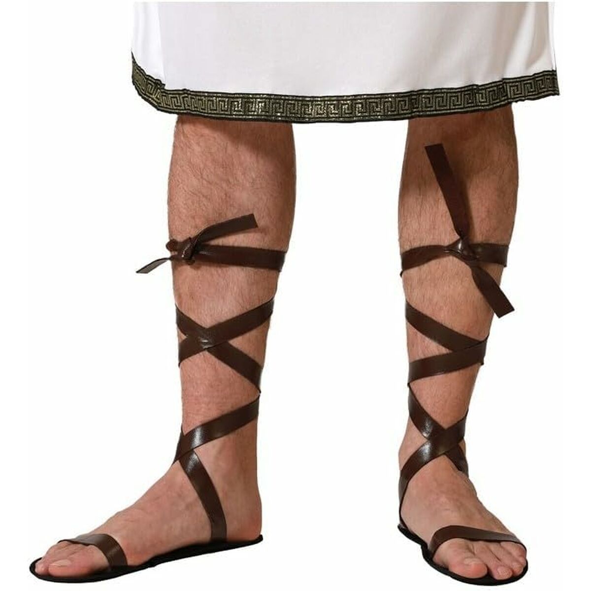 Närbild på en mans ben som bär ett par episka, bruna romerska gladiatorsandaler med långa band som är lindade uppför vaderna.