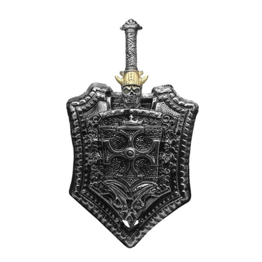 Det mörka leksakssvärdet är fäst på baksidan av den detaljerade, mörka silverskölden, redo för strid.