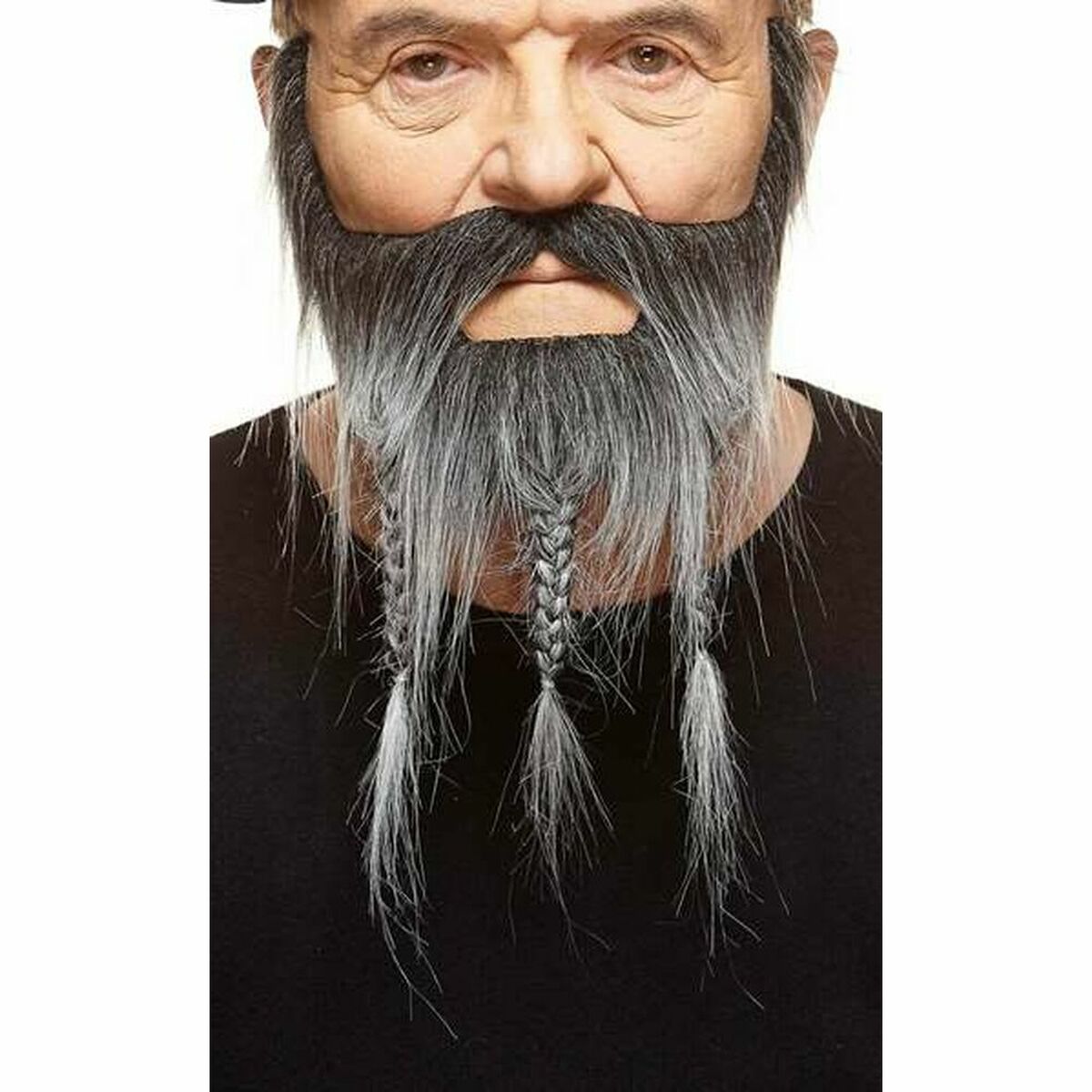 En man bär ett stort, realistiskt lösskägg i svart och grått med en tjock mustasch och tre små, gråa flätor som hänger ner från hakan, vilket ger en klassisk vikinga-look.