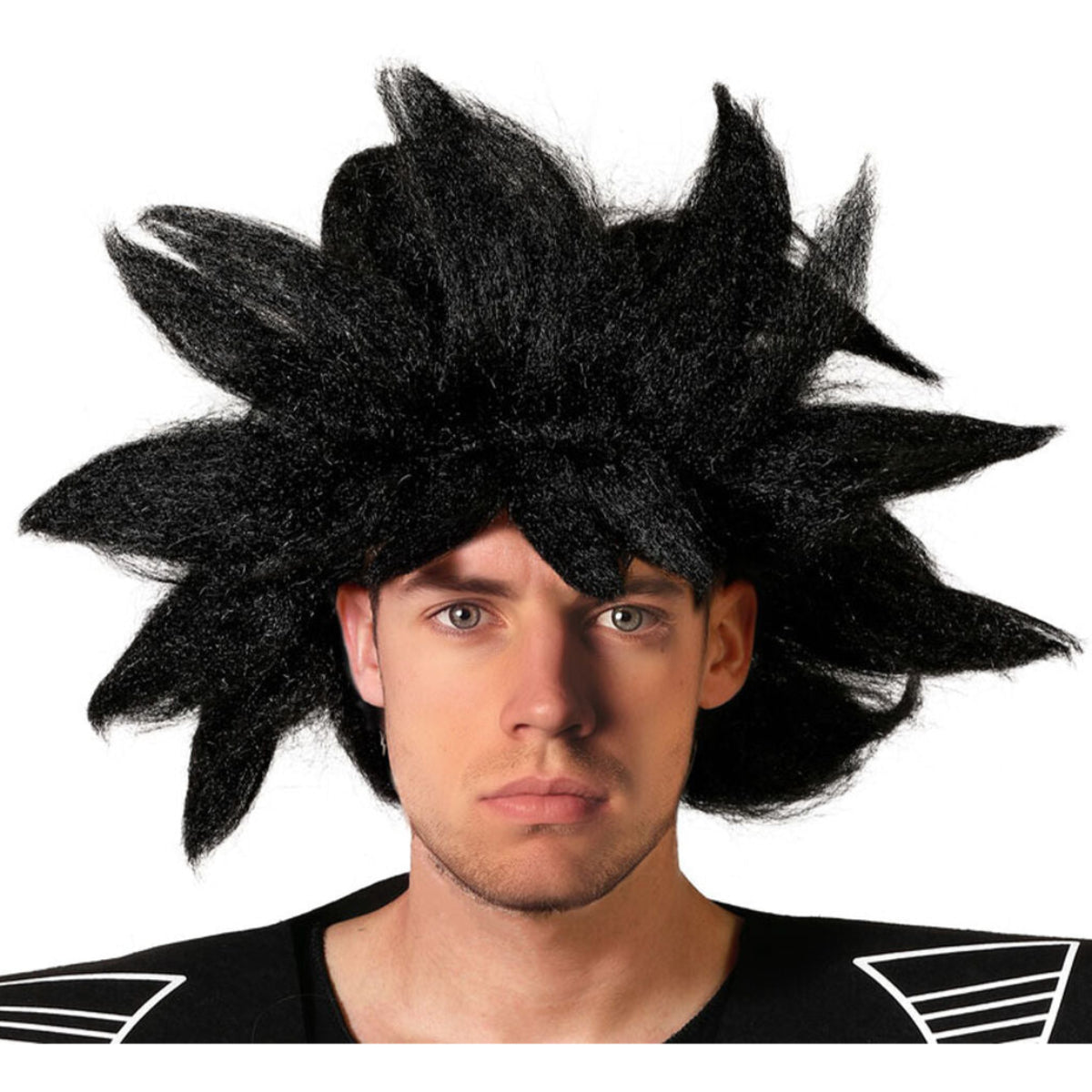 En man med en allvarlig blick bär en explosiv och tofsig svart animeperuk.