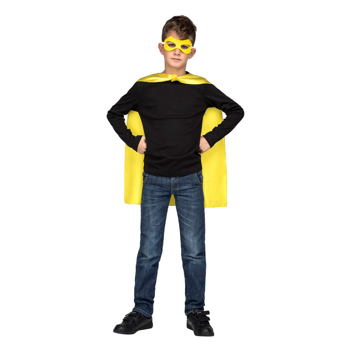 En pojke står självsäkert med händerna på höfterna, klädd i ett gult superhjälte-kit med cape och ögonmask.
