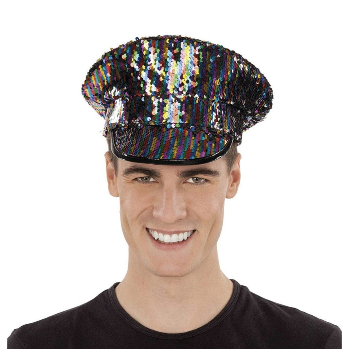 En leende man bär en kaxig, svart generalhatt som är helt täckt av skimrande, mångfärgade paljetter.