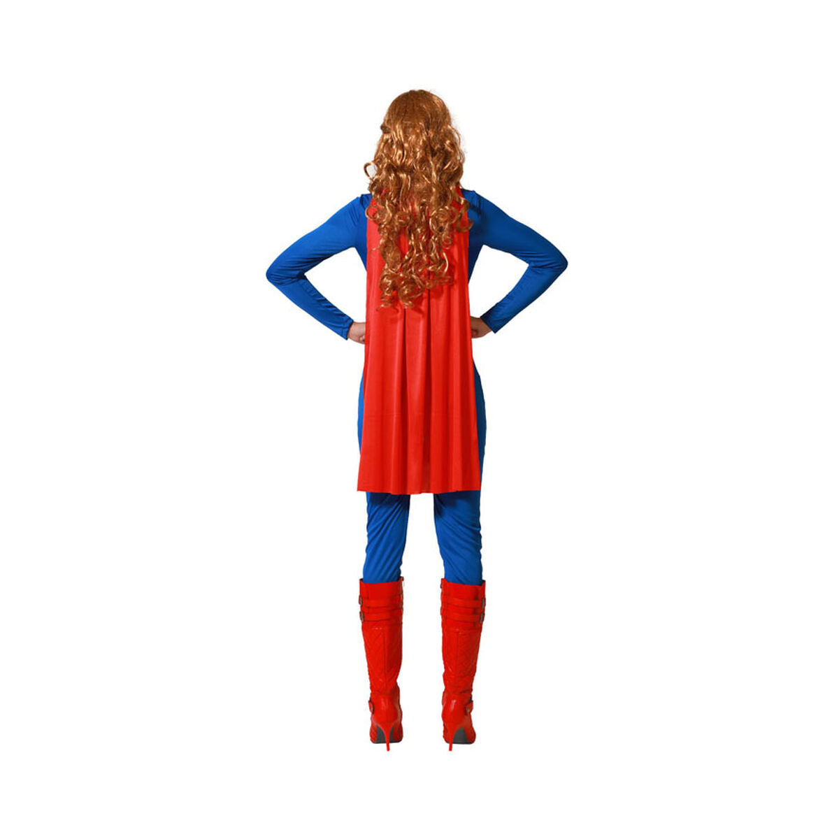 En kvinna sedd bakifrån, som visar baksidan av den blå jumpsuiten och den långa, röda capen.