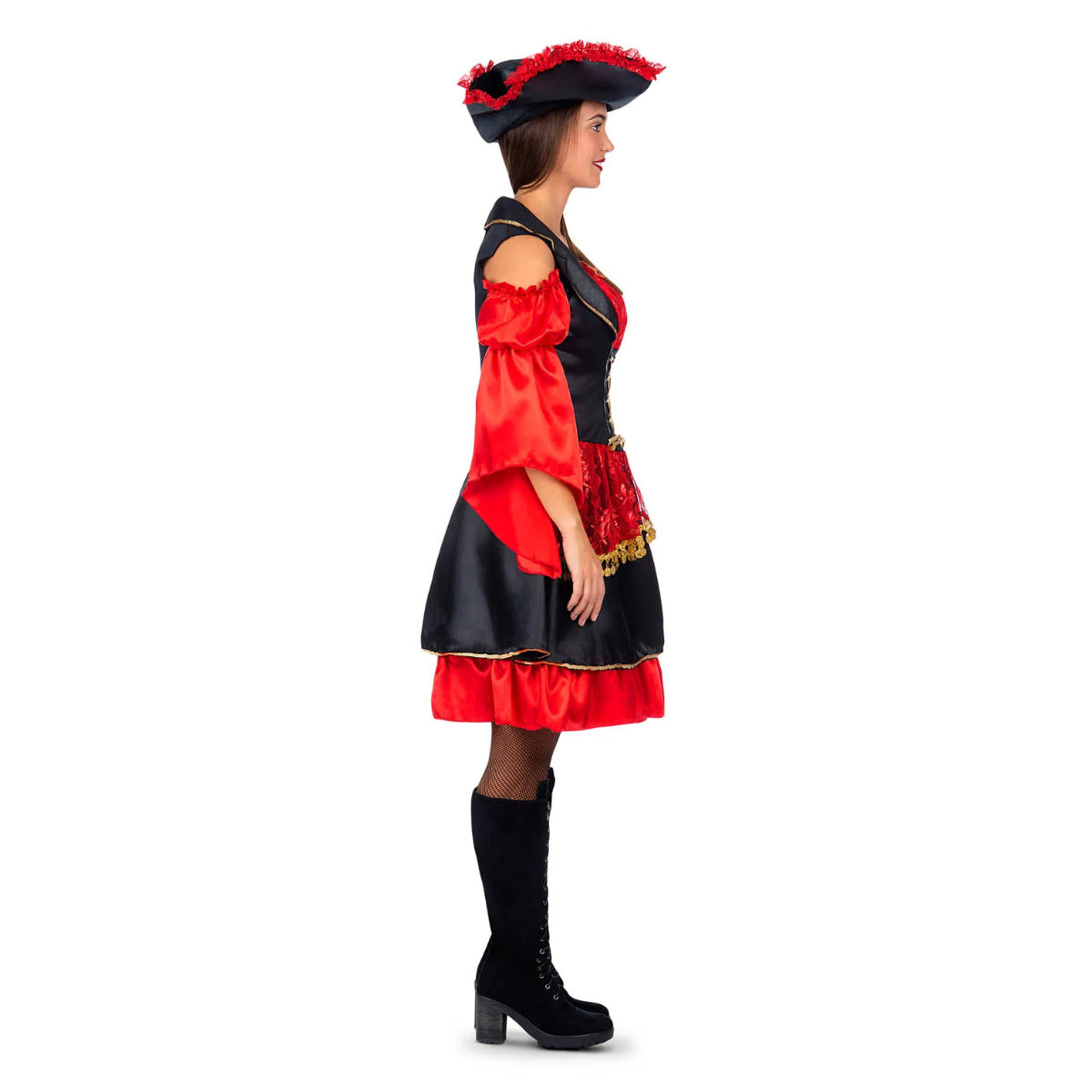 En kvinna i en elegant piratdräkt står i profil.