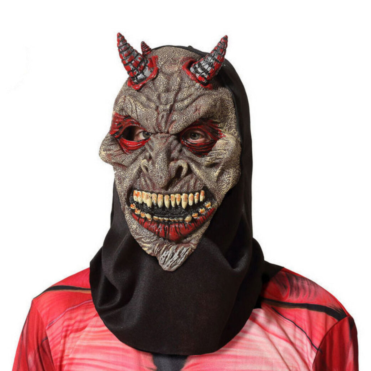 Närbild på en person som bär en fasansfull, grå och röd demonmask med fyra horn, vassa tänder och en påsydd svart huva.