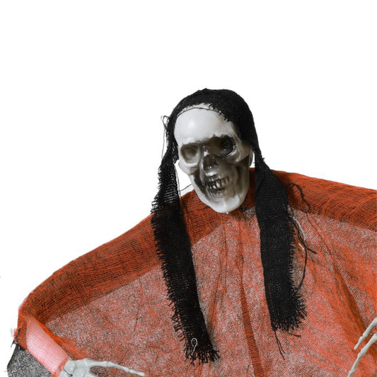 Närbild på det läskiga ansiktet av en hängande vålnad, som visar det grinande skeletthuvudet och det stripiga svarta håret.