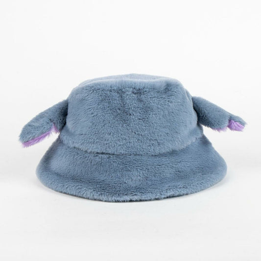 Baksidan av den blåa Stitch-hatten som visar de två hängande, fluffiga öronen.
