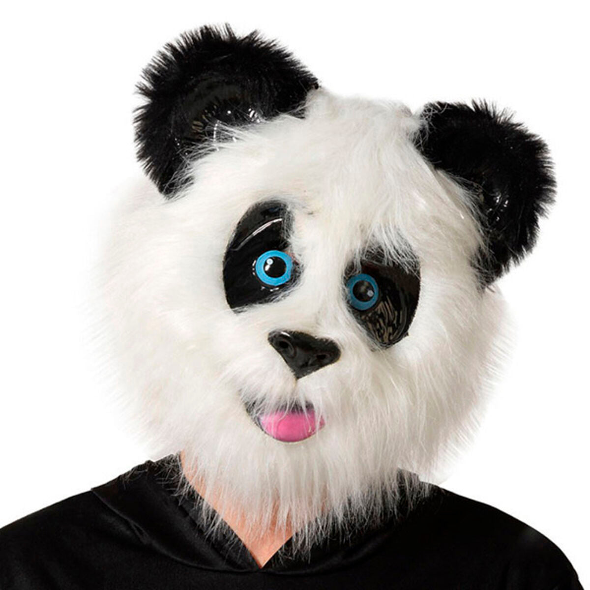 Fluffig vit och svart pandamask med blå ögon och rosa tunga, bärs av en person med svart tröja. Masken täcker ansiktet och har ett lurvigt yttre.