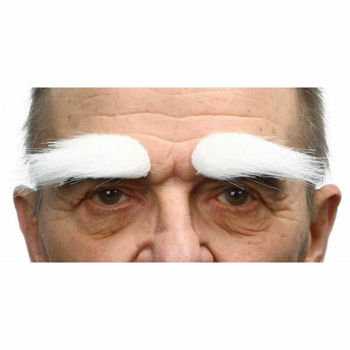 Närbild på en man som bär ett par stora, vita, buskiga falska ögonbryn med dubbelhäftande baksida.