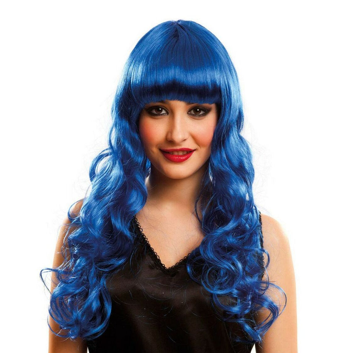 En leende kvinna bär en lång, vågig och intensivt blå peruk med en rak lugg.
