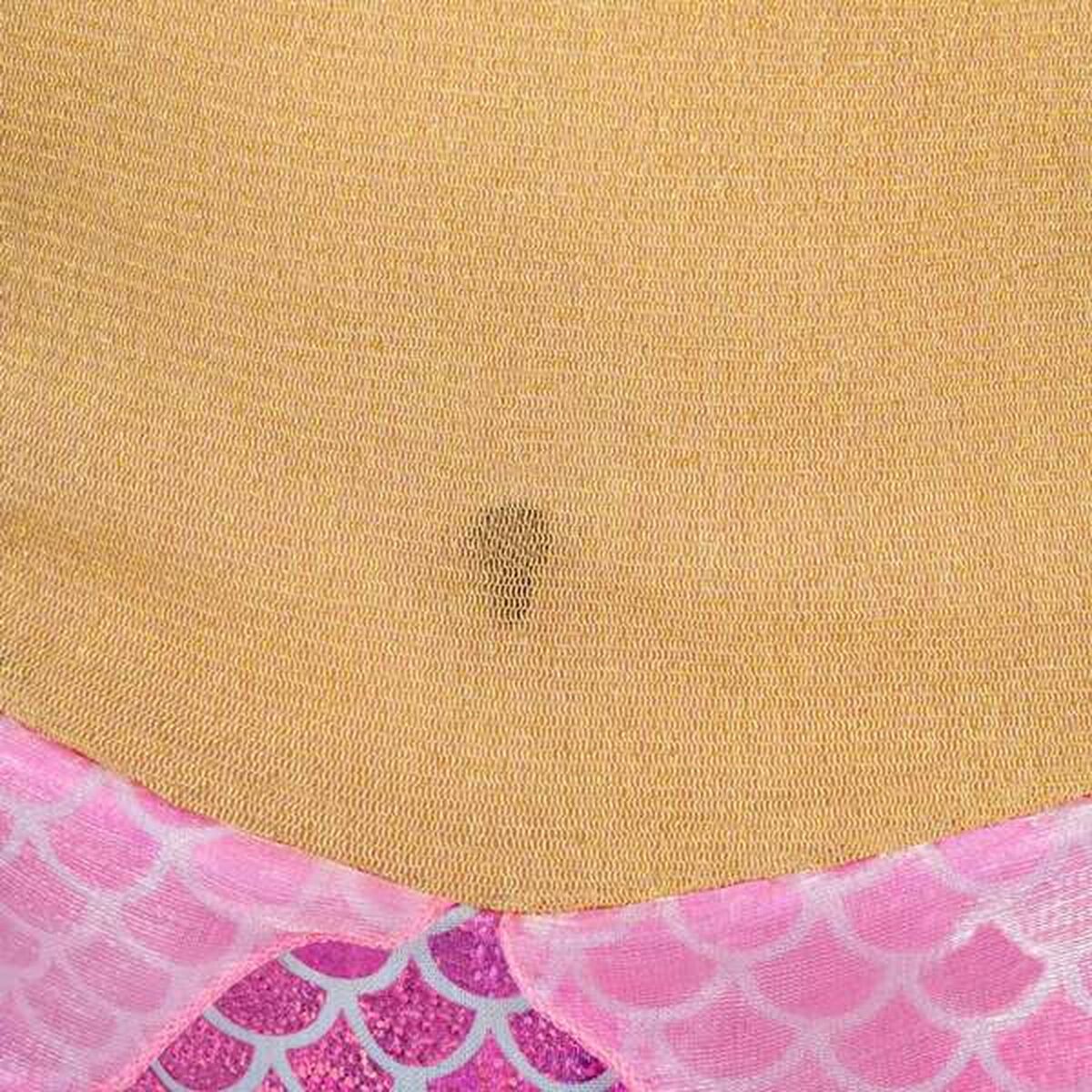 Närbild av mage och navel i en hudfärgad toppdel på en vuxen sjöjungfru-maskeraddräkt, med rosa fjäll nedtill.