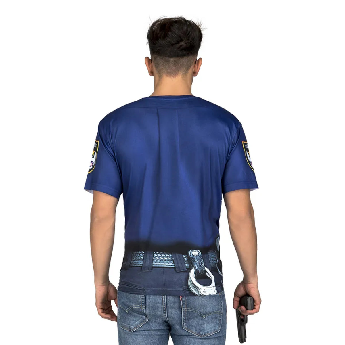 En man ses bakifrån iklädd en blå t-shirt med fotorealistiskt tryck av ett polisbälte och handklovar i byxlinningen, fotograferad mot en vit studiobakgrund.