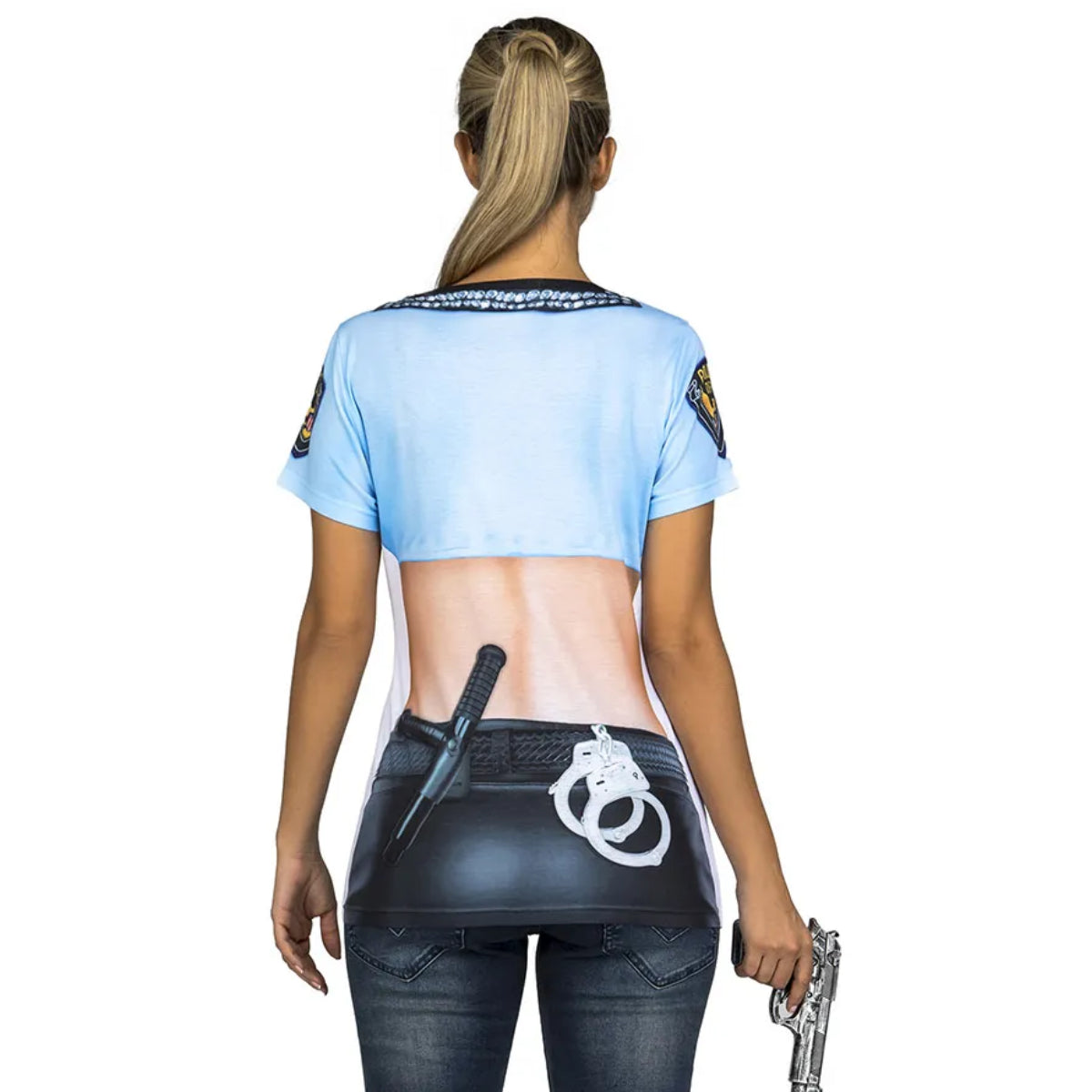 En kvinna visar baksidan av en t-shirt med ett fotorealistiskt tryck av en bar rygg och ett polisbälte med batong och handklovar, fotograferad mot en vit bakgrund.