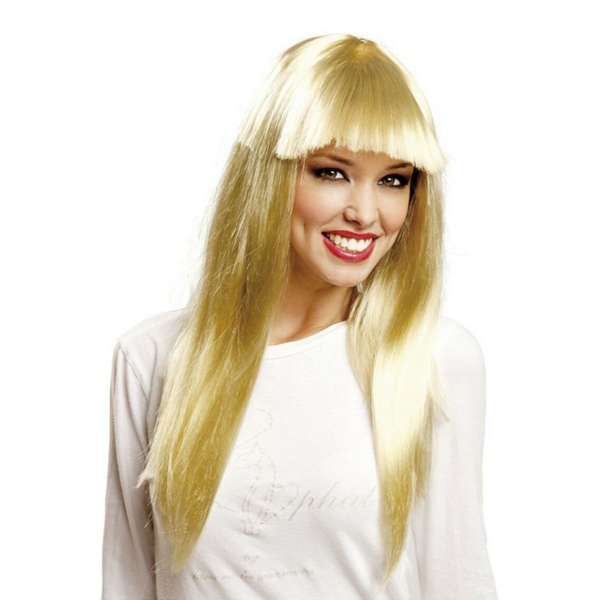 En leende kvinna bär en lång, rak och blond peruk med en mycket kort, karaktäristisk och rak lugg.