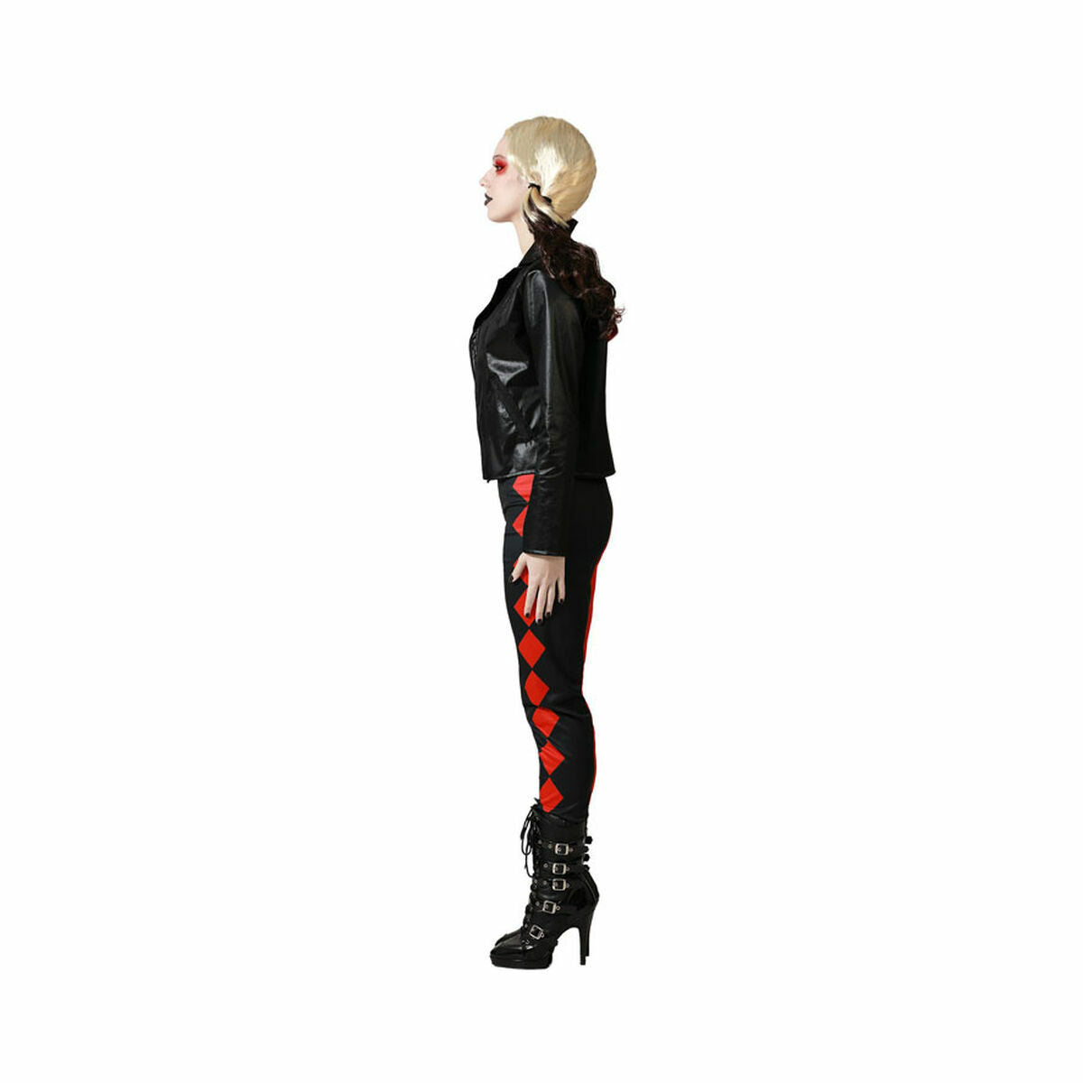 En kvinna i profil, klädd i en tuff harlekin-dräkt med leggings som har ett klassiskt romb-mönster.