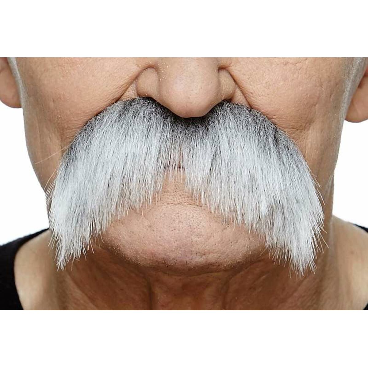 Närbild på en äldre man som bär en stor, yvig, grå mustasch som hänger ner över överläppen, perfekt för en western-bandit-utklädnad.