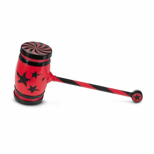 En stor och färgglad leksakshammare i rött och svart, dekorerad med svarta stjärnor och ett randigt skaft, perfekt som accessoar för en harlekin- eller clowndräkt.