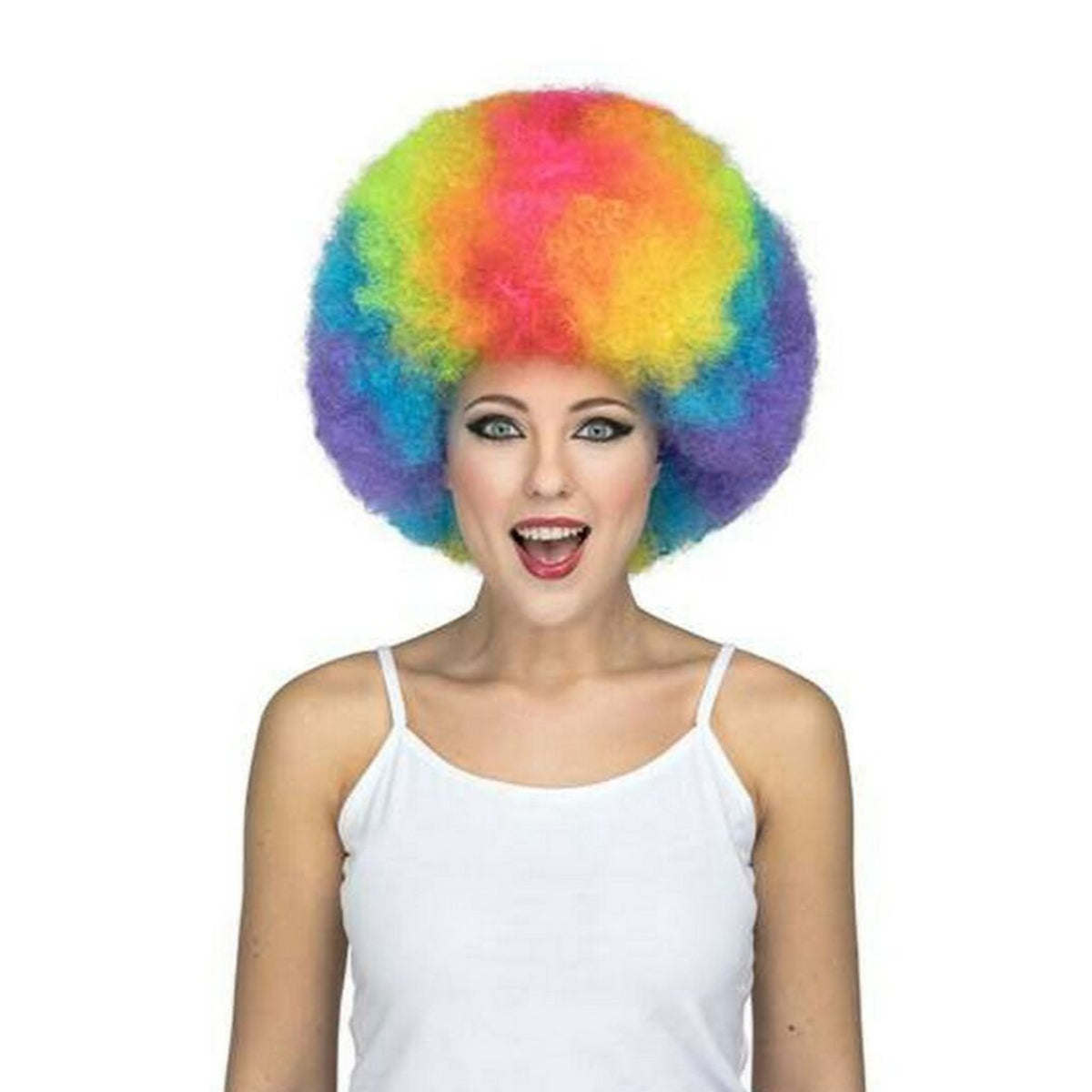 En glad kvinna med öppen mun bär en enorm, regnbågsfärgad afroperuk, perfekt för pride eller som clown.