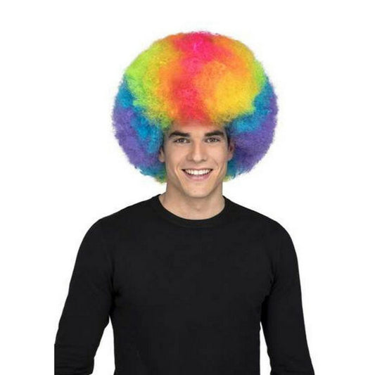 En leende man bär en gigantisk, fluffig och färgsprakande afroperuk i regnbågens alla färger.