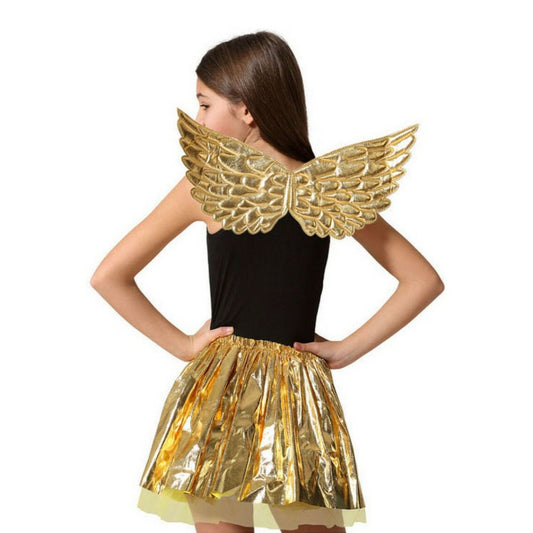 En närbild på en flicka som bär det gyllene setet med vingar och kjol.
