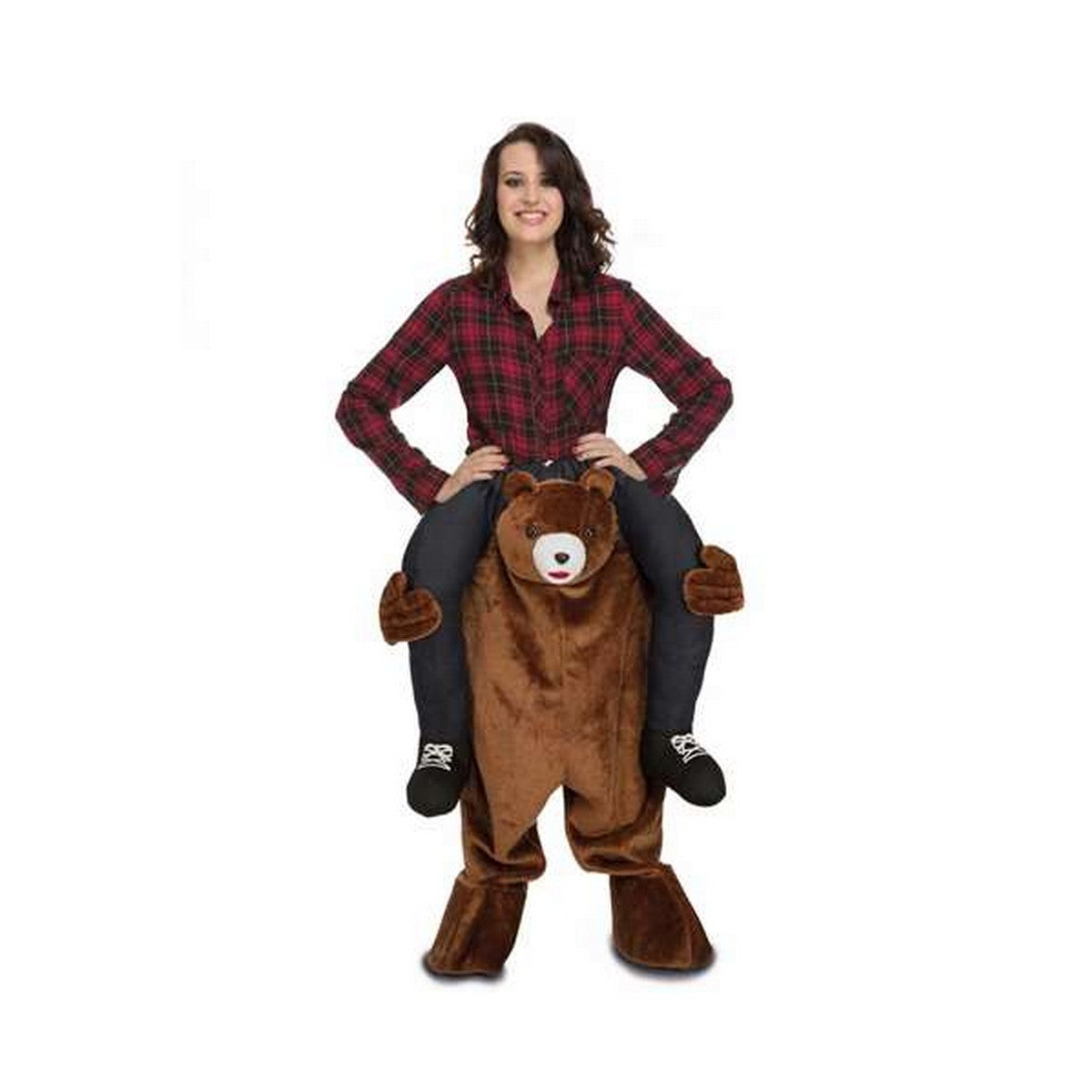 En glad kvinna ser ut att rida på axlarna av en stor, lurvig och brun teddybjörn.