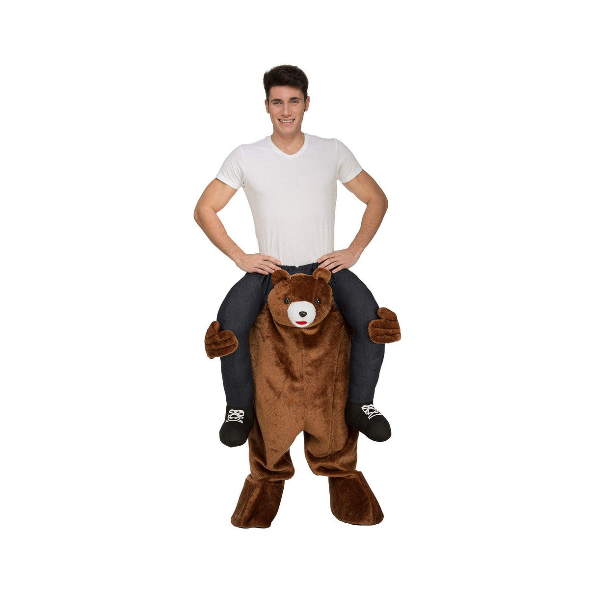 En leende man ser ut att rida på axlarna av en stor, lurvig och brun teddybjörn.