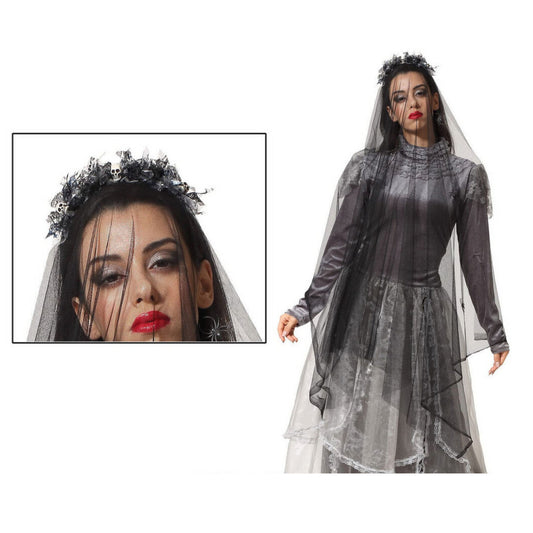 En kombinationsbild som visar en närbild på diademet och den svarta slöjan samt en helbild på en kvinna som bär den som en del av en dräkt.