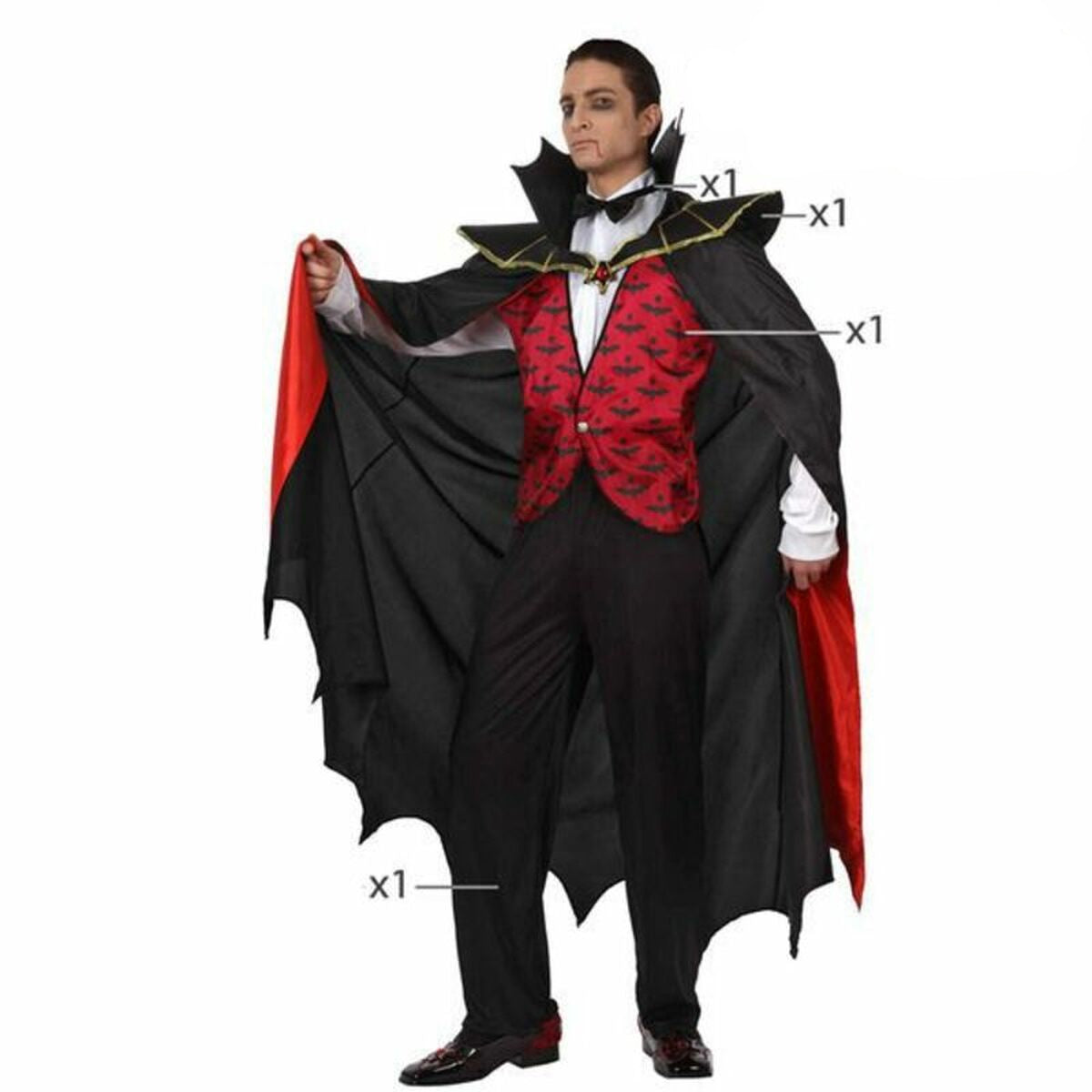 Man i Greve Dracula-dräkt med fladdermusmönster, röd cape och spetsig krage.