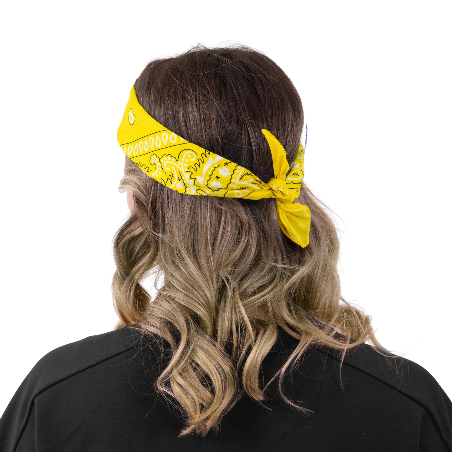 En gul bandana med klassiskt paisleymönster är knuten runt håret och visas bakifrån mot vit bakgrund.