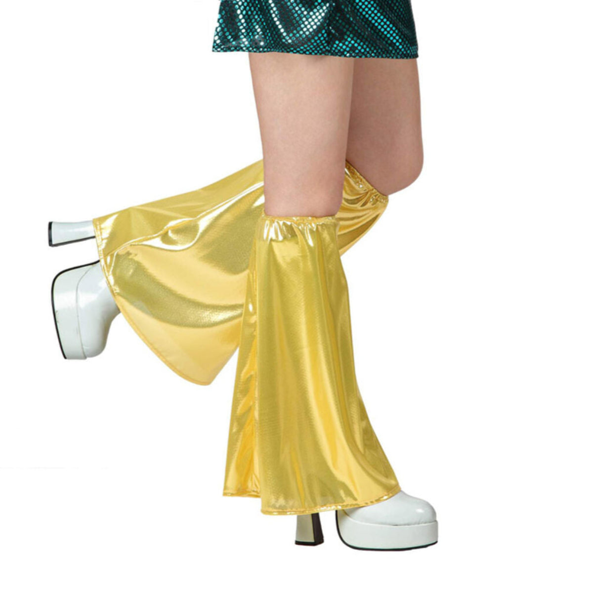 Ett par ben med vita platåskor som bär utsvängda, glimrande och skimrande guldfärgade benvärmare, perfekta för en disco-outfit.