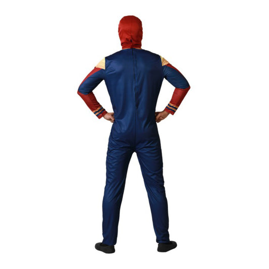 En man ses bakifrån, iklädd en komplett gyllene, röd och blå spindelhjälte-maskeraddräkt med huva, poserande med händerna på höfterna mot en vit bakgrund.