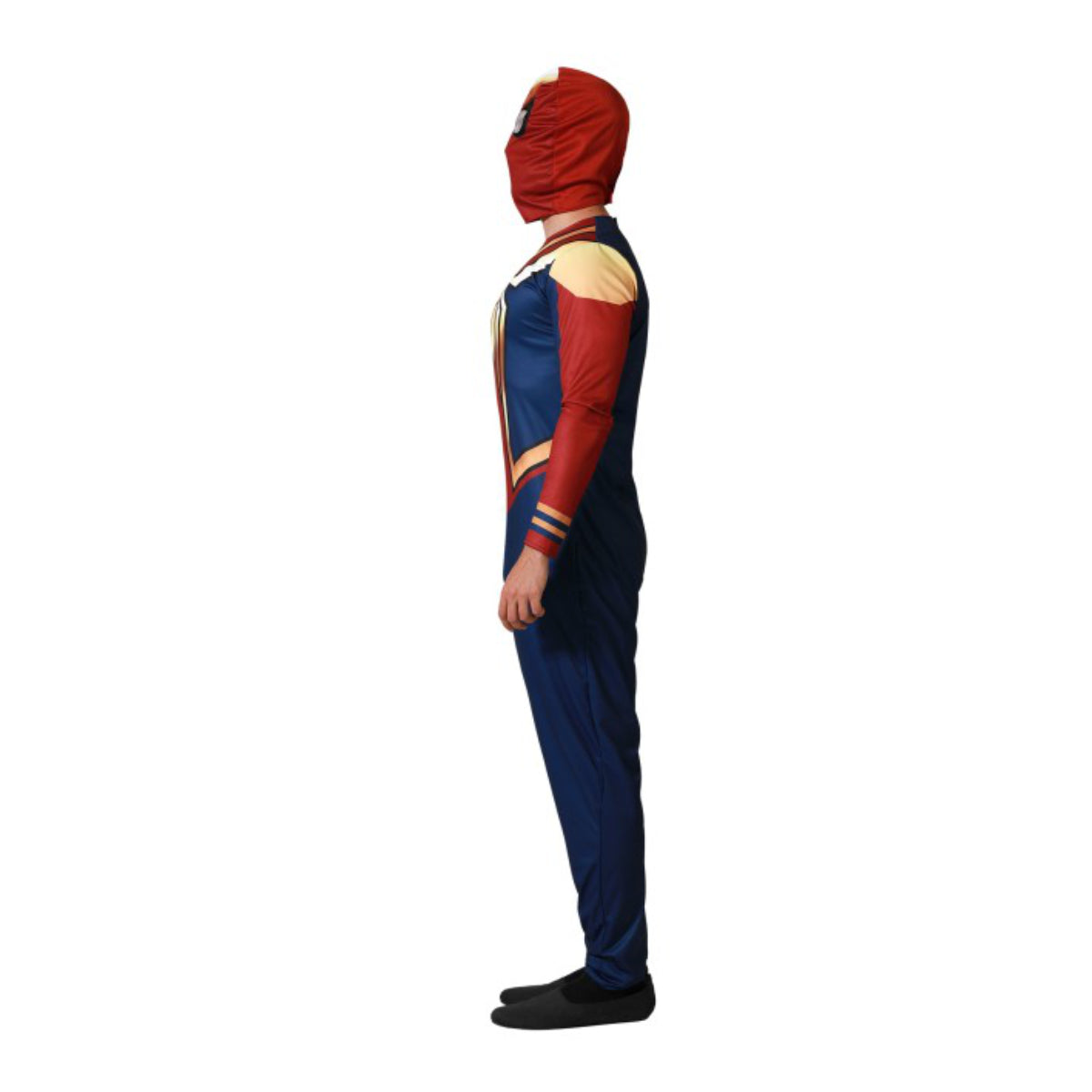 En man i profil, iklädd en röd, blå och guldfärgad spindelhjälte-jumpsuit med heltäckande mask, fotograferad i en studio.
