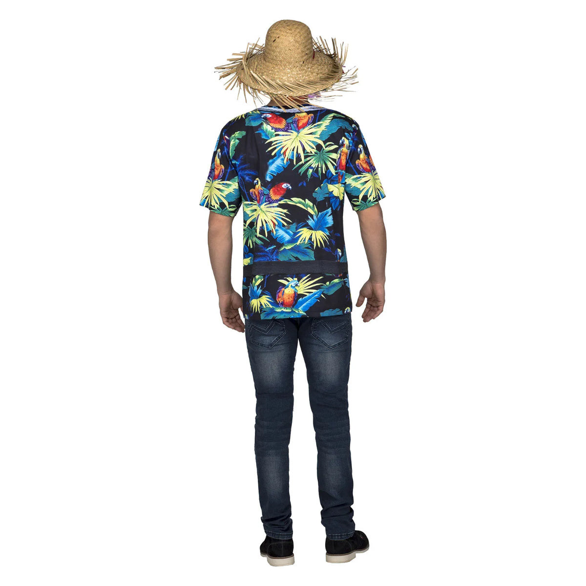 Baksidan av en man som bär en svart t-shirt med tryckt hawaiimönster med papegojor och palmblad, samt en stråhatt med utstickande strån och blomkrans.