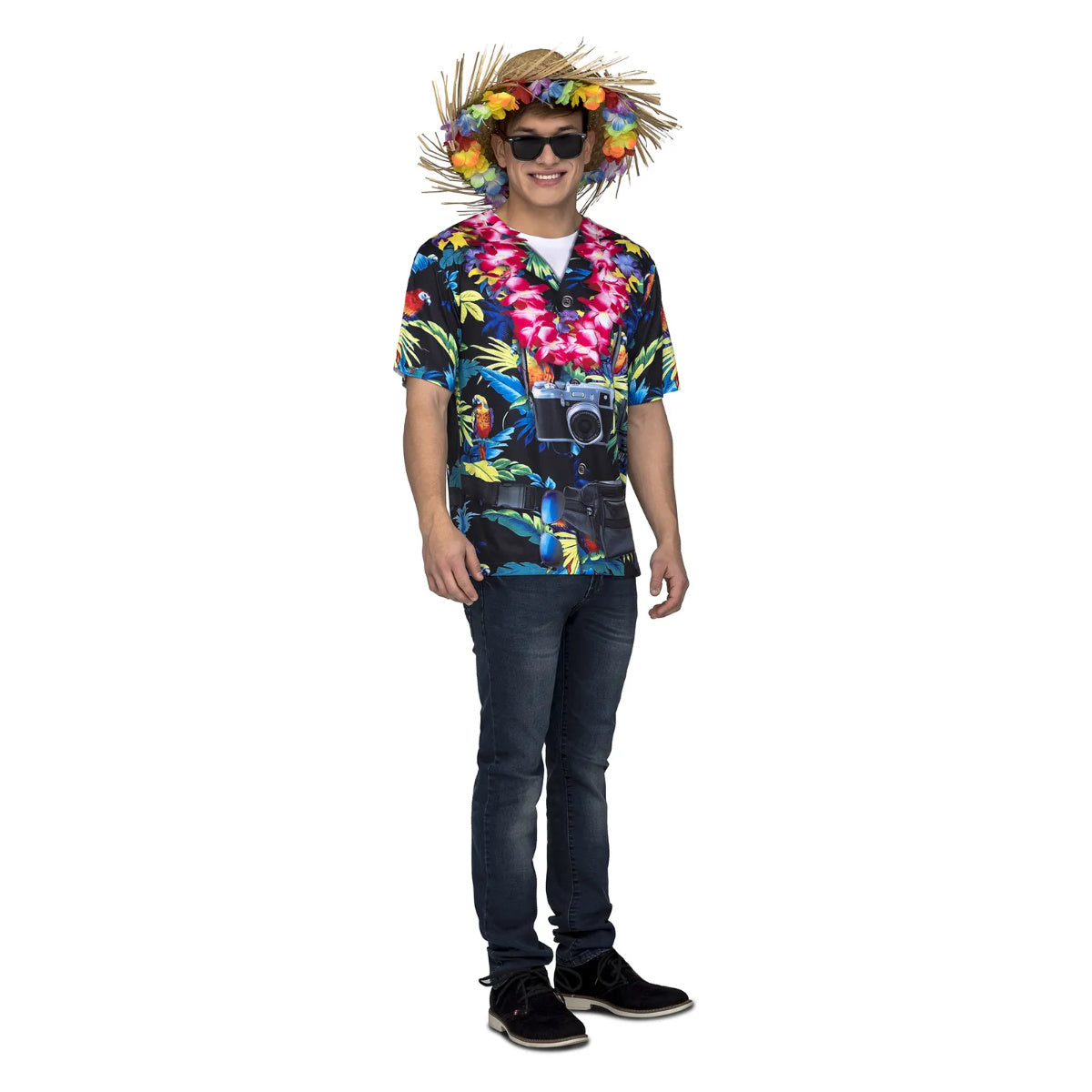 Man står leende i helkroppsbild iförd en svart hawaii t-shirt med tryckt skjorta, blomsterkrans och kamera, samt färgglad stråhatt och solglasögon – festklar från topp till tå.