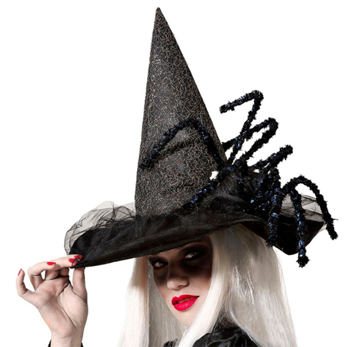 En vitperukig kvinna håller lätt i kanten på en spetsmönstrad, svart häxhatt med en stor, glittrig spindel som klättrar upp på sidan.