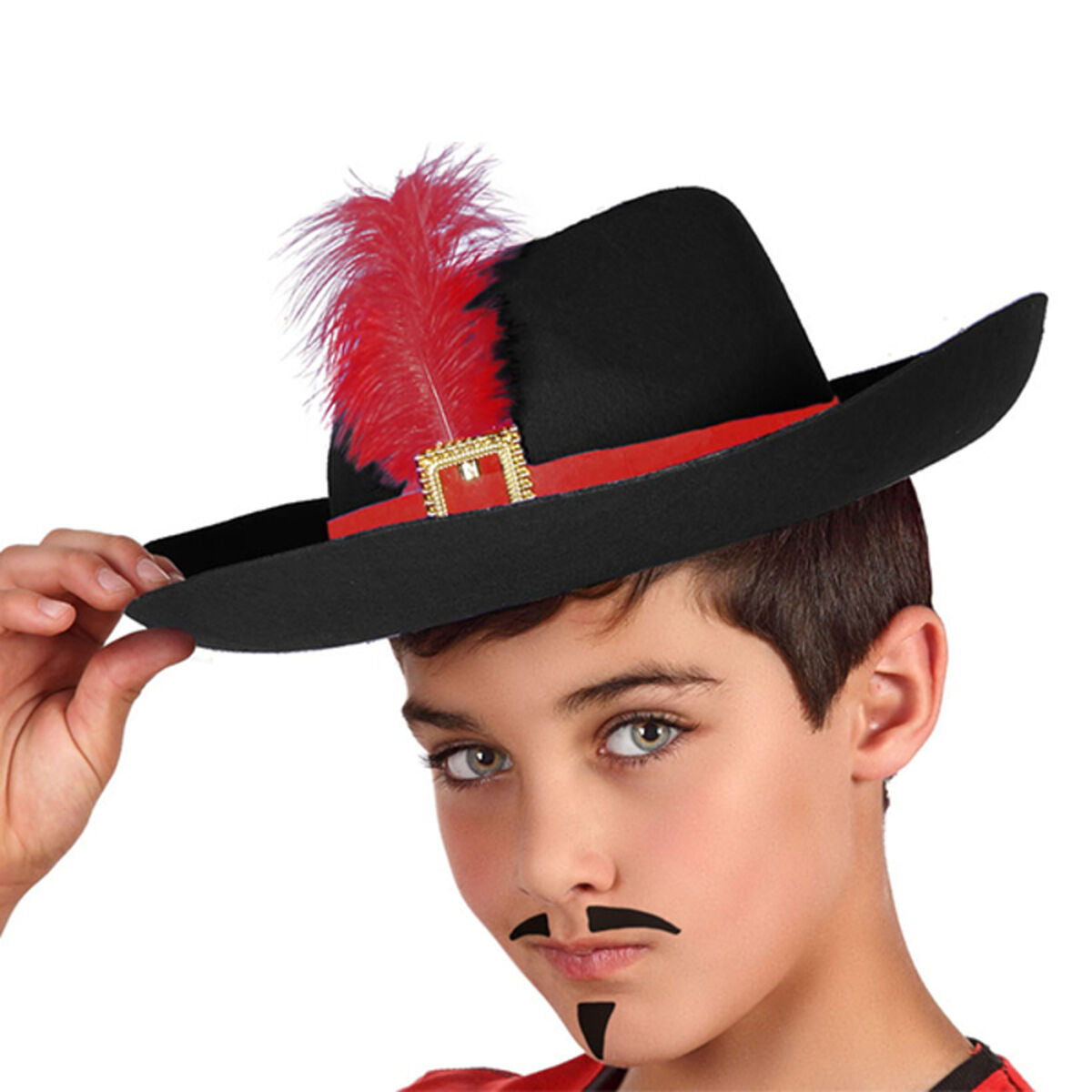 En pojke med en påmålad mustasch lyfter på sin stiliga, svarta musketörshatt för barn, komplett med ett rött band och en röd fjäder.