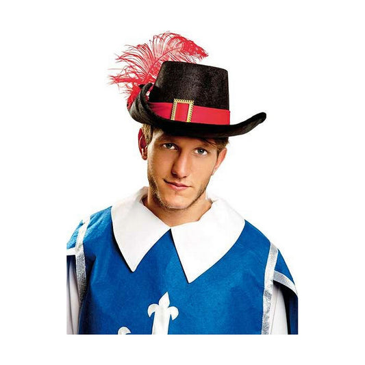 En man i en blå musketörsdräkt bär en stilig, svart musketörshatt med en röd fjäder på snedden.