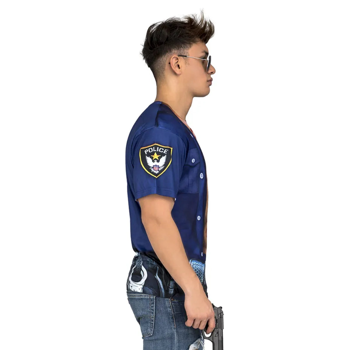 En man ses i profil iklädd en blå t-shirt med ett polis-emblem på ärmen och ett fotorealistiskt tryck av en uppknäppt polisuniform, fotograferad mot en vit bakgrund.