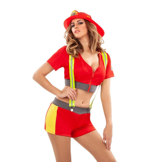 En kvinna poserar i ett Hett Brandman Set, bestående av en röd magkort topp, röda shorts, hängslen och en brandmanshatt.