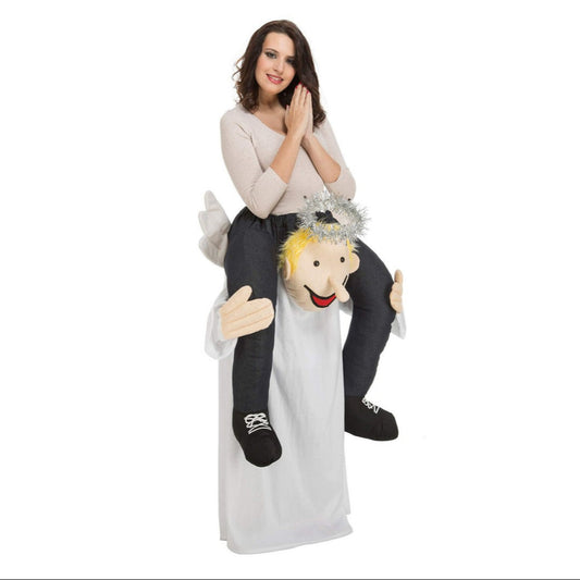 En leende dam med händerna knäppta ser ut att rida på axlarna av en söt, blond ängel i vit dräkt.