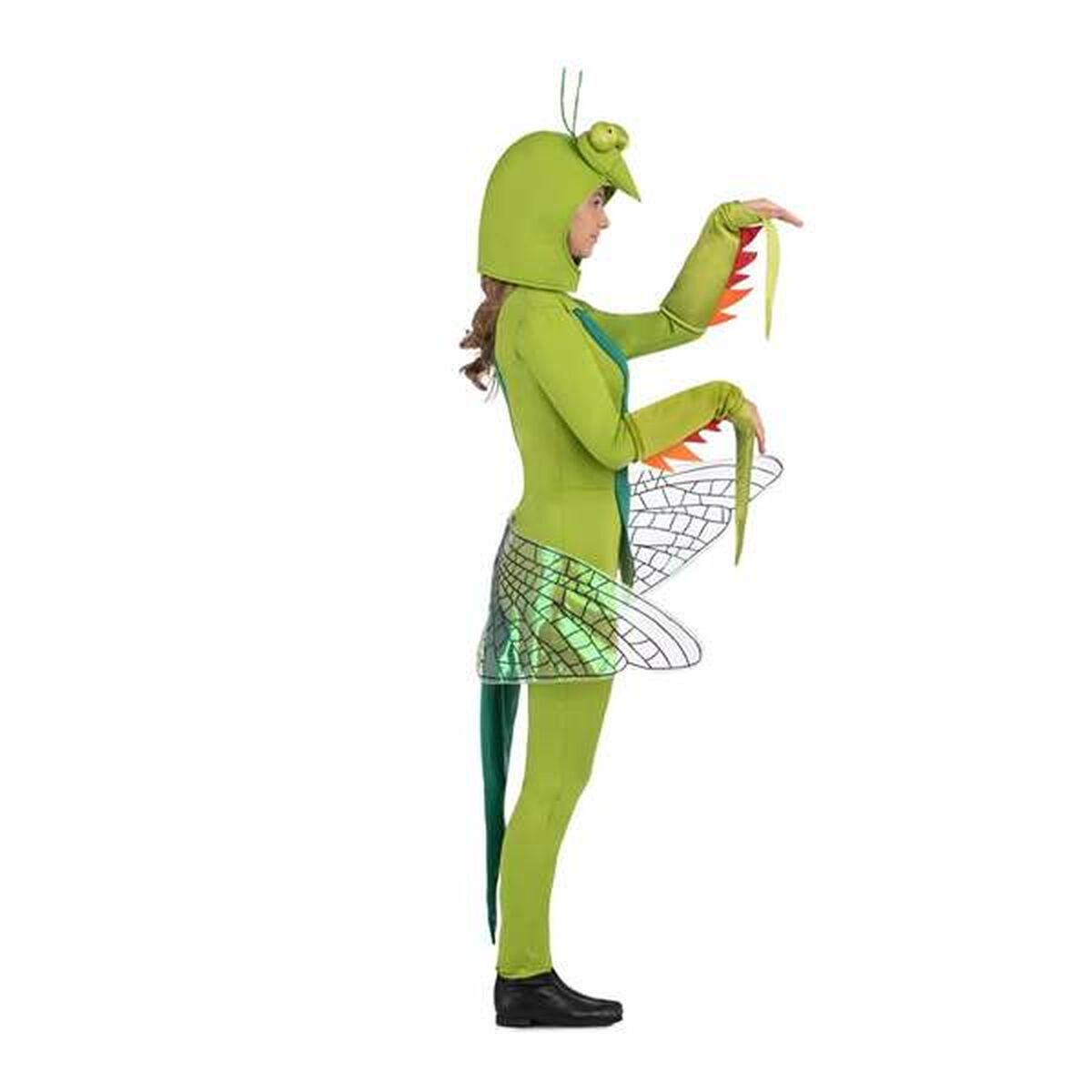 En person i en bönsyrsa-dräkt poserar från sidan och visar upp de taggiga armarna och de genomskinliga vingarna.