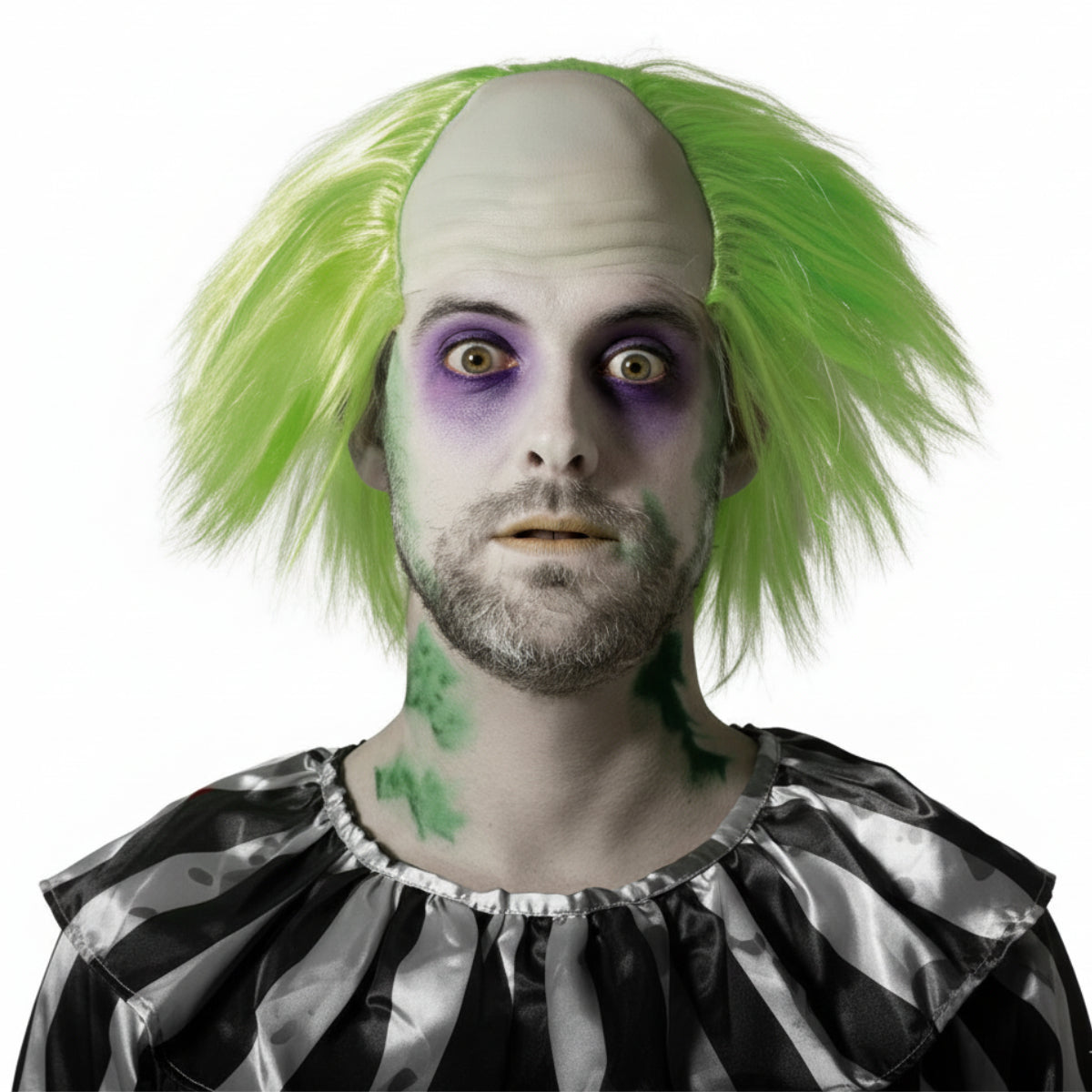 En man med en stirrande blick och spöklik sminkning bär en ikonisk flintperuk med vilt, neongrönt hår.