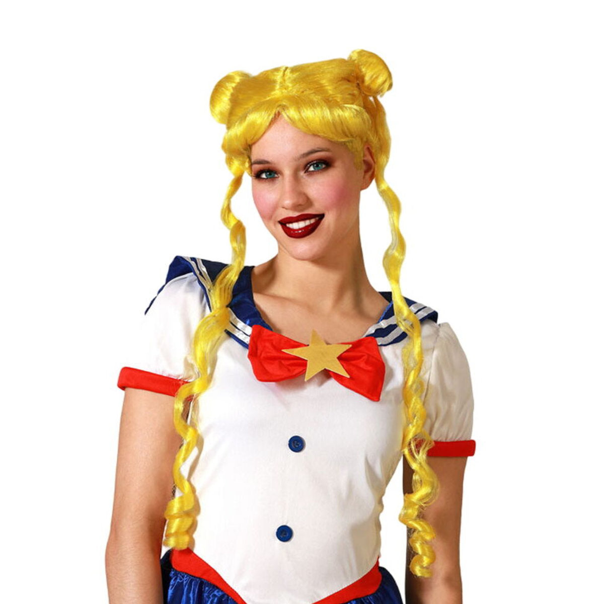 En leende kvinna i en Sailor Moon-dräkt bär en gul peruk med de ikoniska dubbla tofsarna och långa, snurrade lockar.