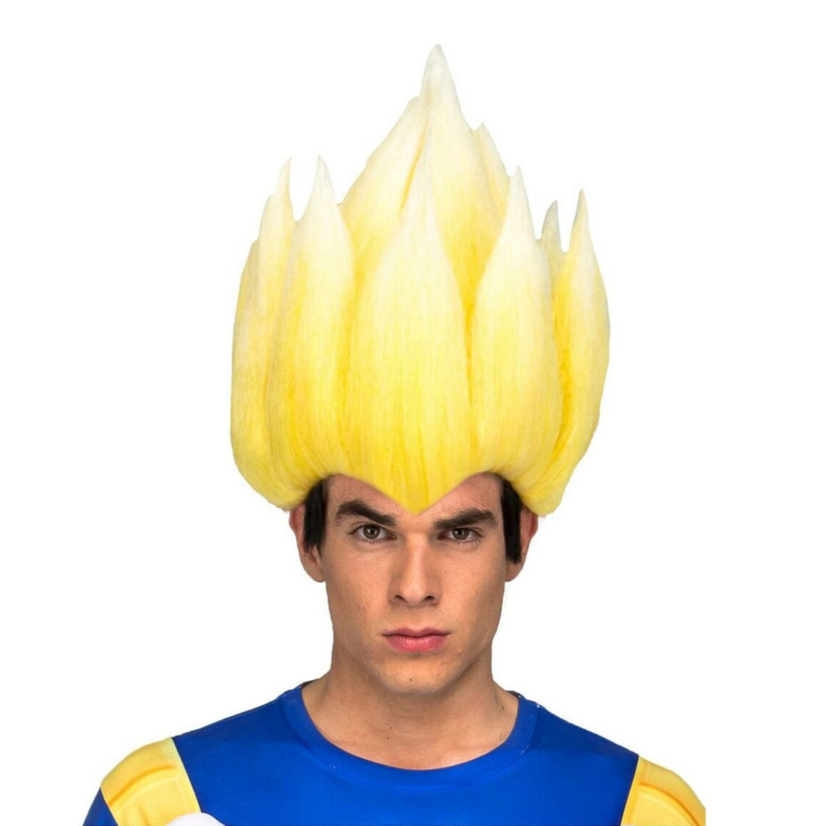 En man med en allvarlig blick bär en Ikonisk Super Saiyan Vegeta Peruk med spikigt, gult hår.